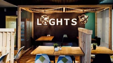 Lights Cafe:  Если вы оказались на Таганке, загляните в небольшое кафе с интернациональным меню. 