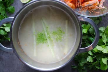 Приготовление классического супа Том ям с креветками в домашних условиях: Шаг 9