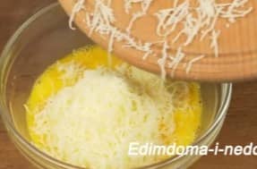 Приготовление самых вкусных жареных кабачков на сковороде в кляре с яйцом, мукой и сыром: Шаг 4